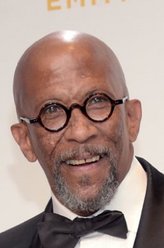 Chief Giles（雷格·E.凯蒂饰演）