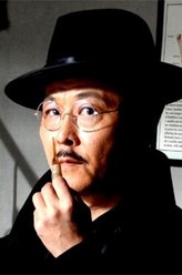 饭冢（钱波饰演）