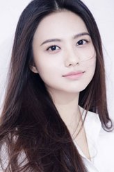 默默（姜佩瑶饰演）