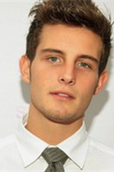 Josh（尼可·托托雷拉饰演）