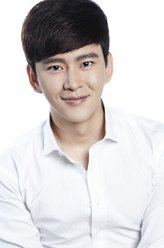 黄宥明（黄宥明饰演）