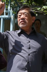 天生爹（高明饰演）