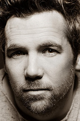 James Hayes（Patrick Brammall饰演）