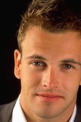 夏洛克·福尔摩斯（约翰尼·李·米勒饰演）