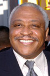 Mayor George Lyle（罗恩·坎纳达饰演）