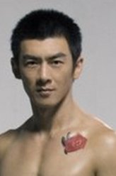 黑西服（任天野饰演）