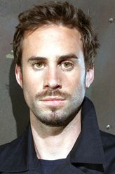 The Commander（约瑟夫·费因斯饰演）