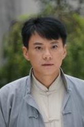 朱春华（王斑饰演）