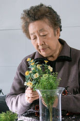 奶奶（彭玉饰演）