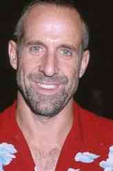 约翰·阿布鲁兹（彼得·斯多马瑞饰演）