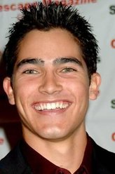 Derek（泰勒·霍奇林饰演）