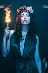 海莉（菲比·托金饰演）