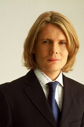 Mark（朱利安·林希德-图特饰演）