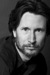 安德森（乔纳森·阿里斯饰演）