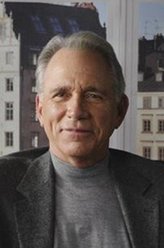 Joe MacMillan（约翰·盖兹饰演）