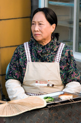 毛大妈（孙桂田饰演）