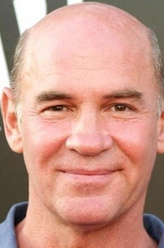 Walter Skinner（米彻·佩勒吉饰演）