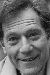 Albert 'Pops' Solomon（乔治·席格饰演）