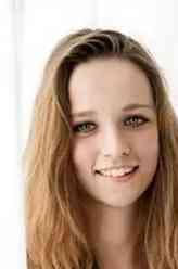 Holly Winshaw（莫莉·温德索尔饰演）