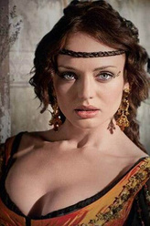 卢克蕾齐娅·多纳蒂（劳拉·哈德克饰演）