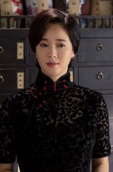 阿梅（左小青饰演）