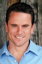 Deacon Claybourne（查尔斯·伊斯滕饰演）