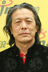 汤老爷子（马精武饰演）