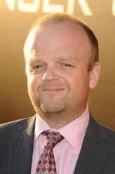 库尔沃顿·史密斯（托比·琼斯饰演）