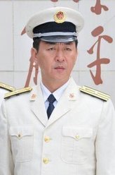 姜二成（庹宗华饰演）