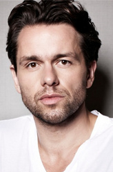 布查理（朱利安·欧文登饰演）