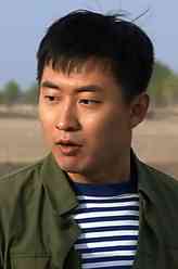 张二粮（霍亚明饰演）