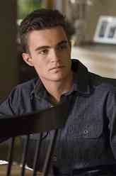 康纳·多诺万（德文·巴格比饰演）