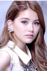 露西（昆凌饰演）