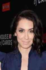 Roxanne Majidi（莫赞·玛诺饰演）