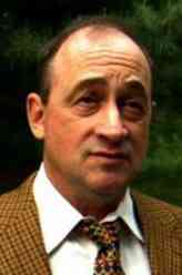 Howard Bloom（托德·苏斯曼饰演）