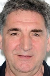 查尔斯·卡森（吉姆·卡特饰演）