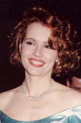 Dr. Nicole Herman（吉娜·戴维斯饰演）