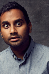 Dev（阿兹·安萨里饰演）