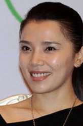 何秀清（李佳璇饰演）
