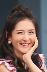 小春（谢娜饰演）