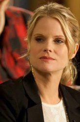 Ava Crowder（乔丽·卡特饰演）