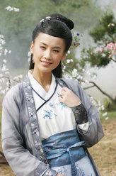 温青青（黄圣依饰演）