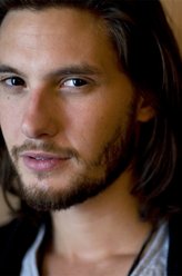 Logan（本·巴恩斯饰演）