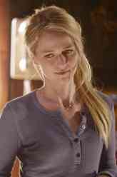 谢尔比（乔安娜·布拉迪饰演）