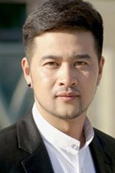 蒙多（左金珠饰演）