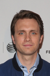 沃里克（马丁·沃斯特罗姆饰演）