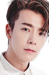 韩时宇（李东海饰演）