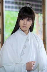 六尾（任嘉伦饰演）