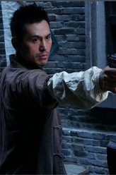 何坚（淳于珊珊饰演）