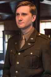 Captain Ronald Dreyfuss（亚伦·斯塔东饰演）